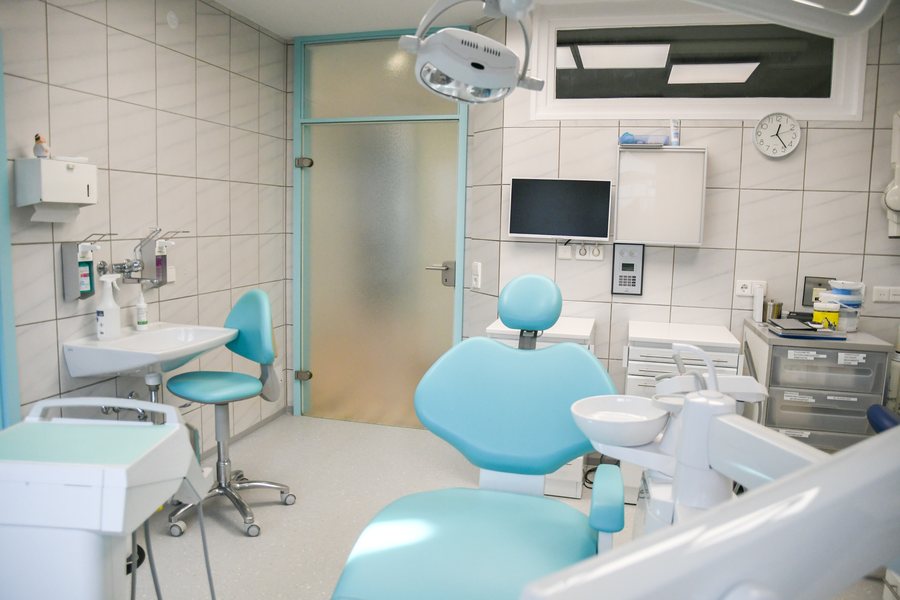 Behandlungszimmer mit Operationsleuchte