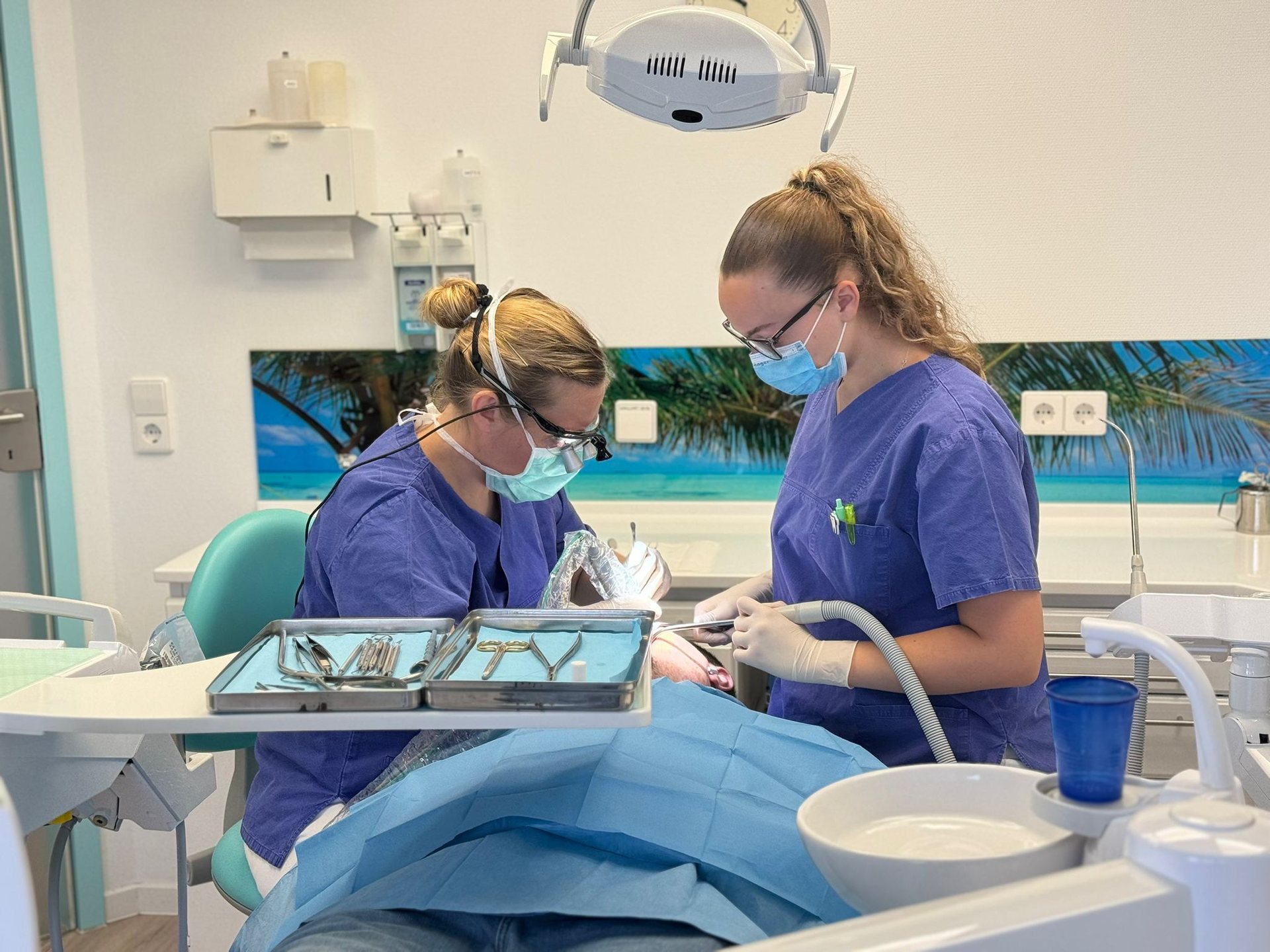 Oralchirurgischer Eingriff im Behandlungszimmer