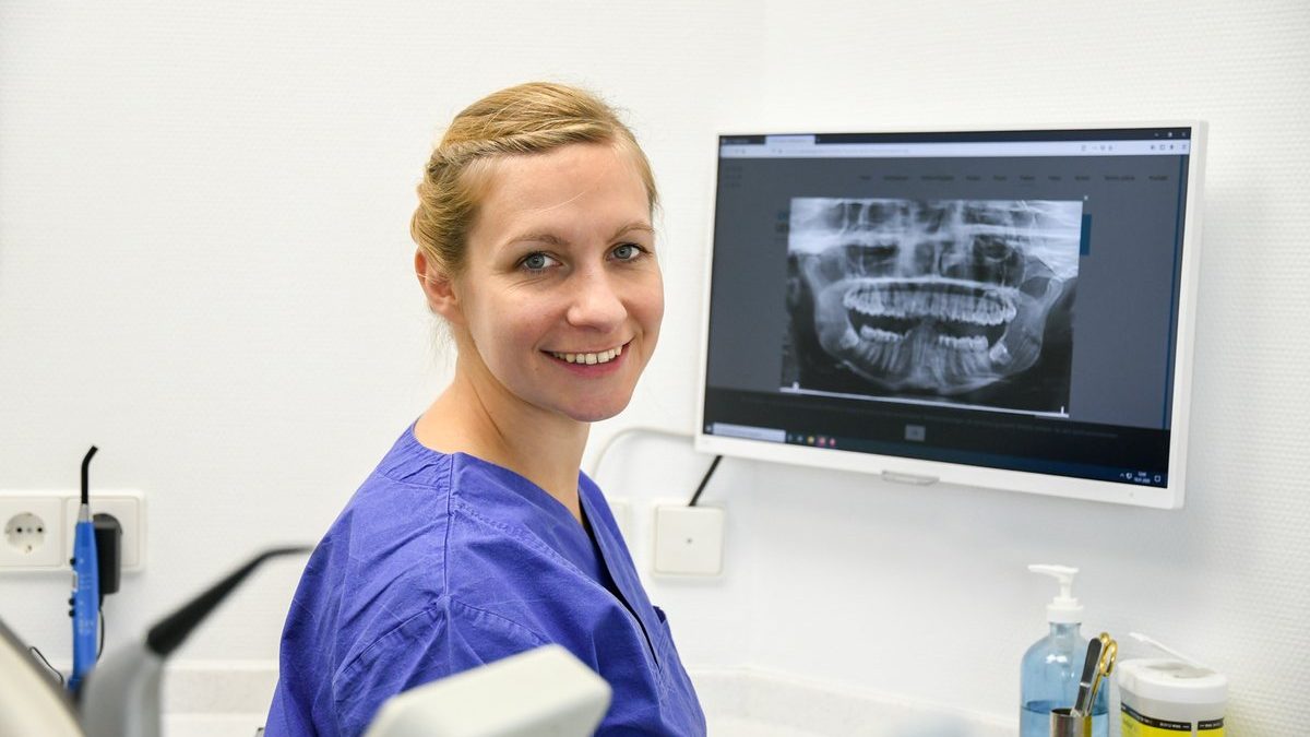 Dr. Alexandra Hehn bei der Befundung am Röntgenmonitor