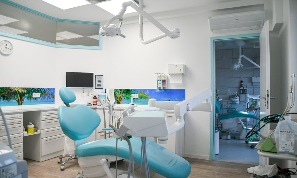 Behandlungszimmer mit Operationsleuchte