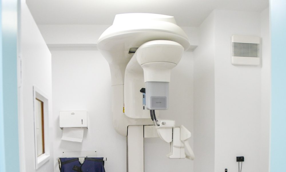Implantat und Bohrschablone auf dem Arbeitstisch