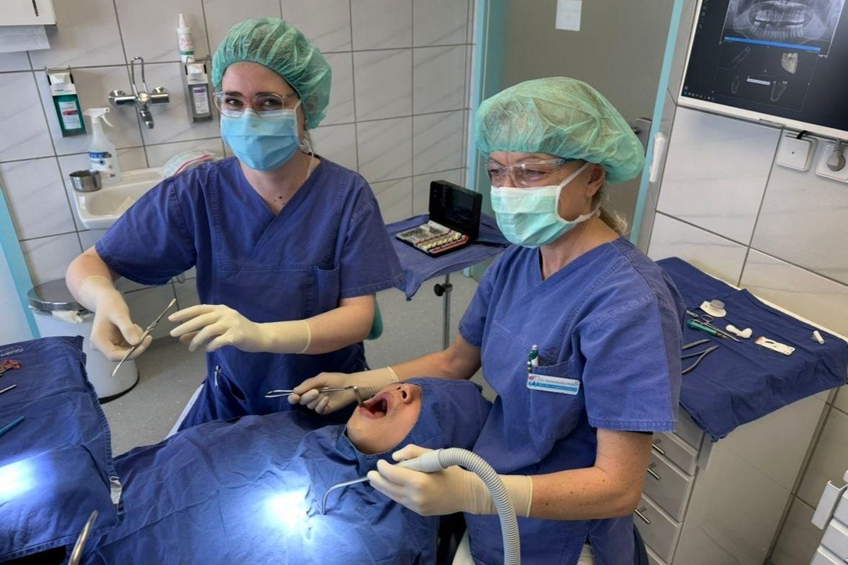 Behandlungsassistenz bei einem oralchirurgischen Eingriff