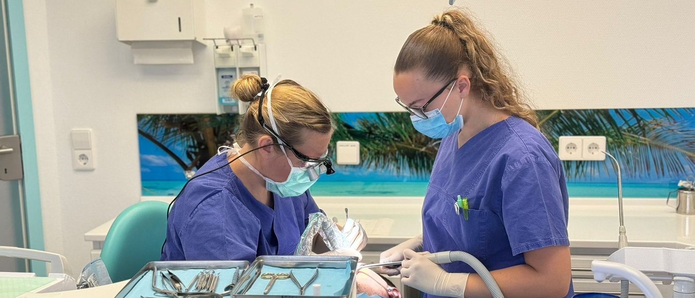 Behandlerin und Assistenz gemeinsam bei einem Eingriff